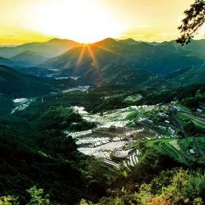 無料壁紙 通り峠から眺める夕焼け。PCとデスクトップ壁紙に最適な4K高画質の無料壁紙。三重県熊野市の丸山千枚田で撮影したフリー写真素材