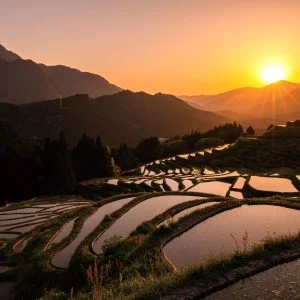 無料壁紙 夕陽と千枚田。PCとデスクトップ壁紙に最適な4K高画質の無料壁紙。三重県熊野市の丸山千枚田で撮影したフリー写真素材