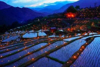 無料壁紙 虫送りのローソク。PCとデスクトップ壁紙に最適な4K高画質の無料壁紙。三重県熊野市の丸山千枚田で撮影したフリー写真素材