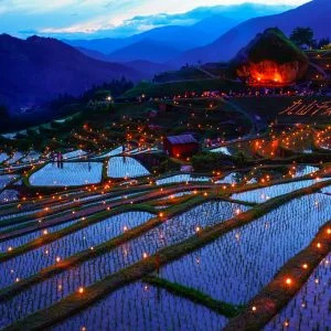 無料壁紙 虫送りのローソク。PCとデスクトップ壁紙に最適な4K高画質の無料壁紙。三重県熊野市の丸山千枚田で撮影したフリー写真素材