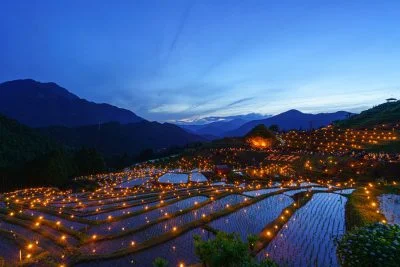 無料壁紙 虫送りで豊作祈願。PCとデスクトップ壁紙に最適な4K高画質の無料壁紙。三重県熊野市の丸山千枚田で撮影したフリー写真素材