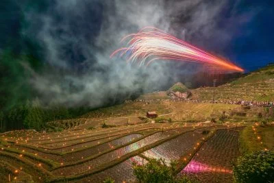 無料壁紙 虫送りの北山砲。PCとデスクトップ壁紙に最適な4K高画質の無料壁紙。三重県熊野市の丸山千枚田で撮影したフリー写真素材