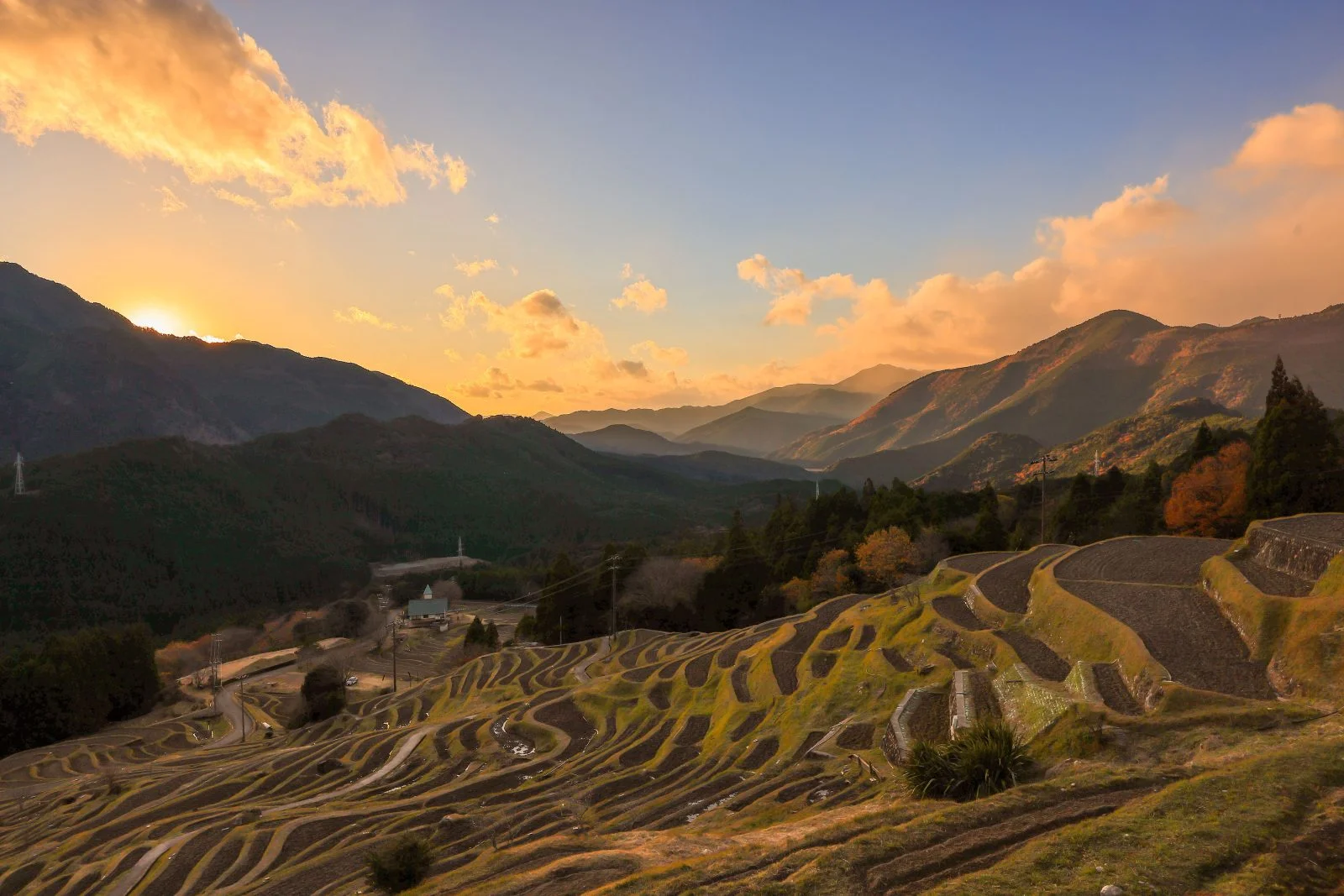 無料壁紙 冬の千枚田。PCとデスクトップ壁紙に最適な4K高画質の無料壁紙。三重県熊野市の丸山千枚田で撮影したフリー写真素材