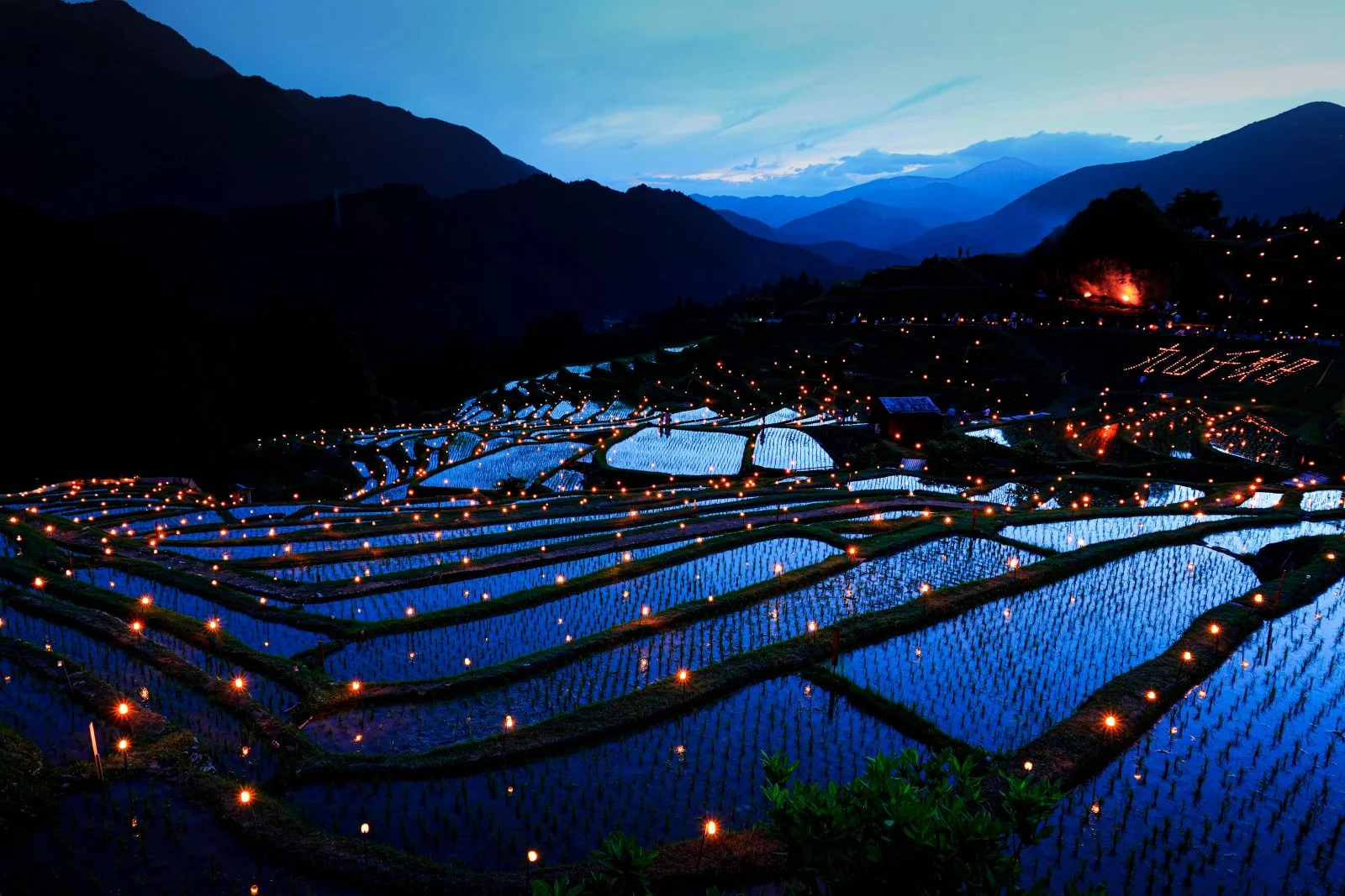 無料壁紙 虫送り。PCとデスクトップ壁紙に最適な4K高画質の無料壁紙。三重県熊野市の丸山千枚田で撮影したフリー写真素材