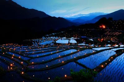 無料壁紙 虫送り。PCとデスクトップ壁紙に最適な4K高画質の無料壁紙。三重県熊野市の丸山千枚田で撮影したフリー写真素材