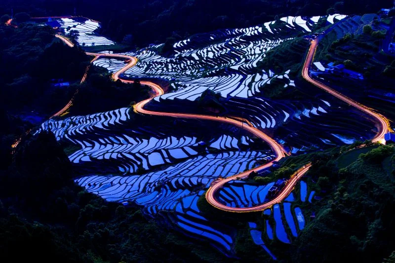 無料壁紙 千枚田レーザー。PCとデスクトップ壁紙に最適な4K高画質の無料壁紙。三重県熊野市の丸山千枚田で撮影したフリー写真素材