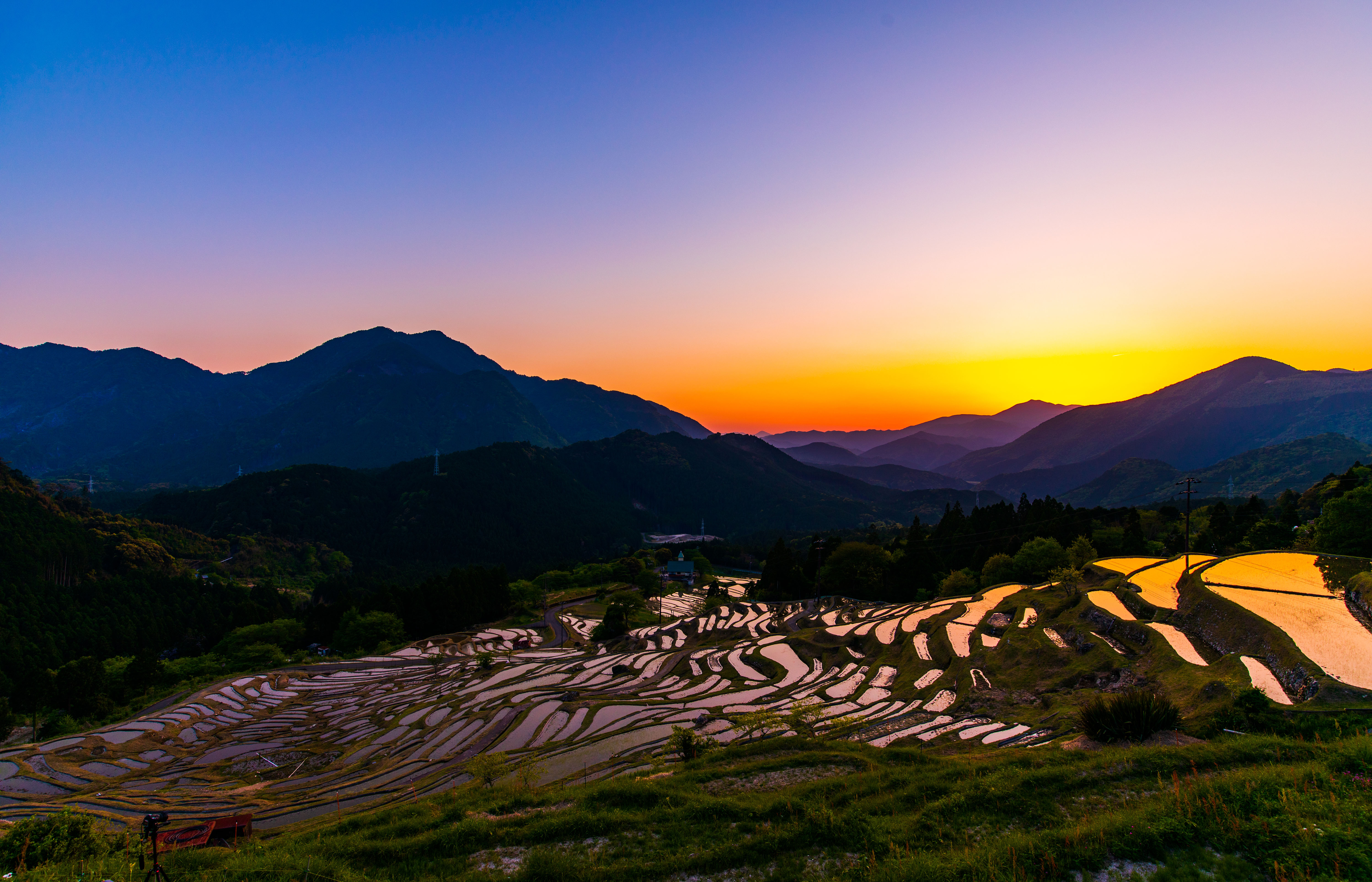無料壁紙 夕焼けの丸山千枚田。PCとデスクトップ壁紙に最適な4K高画質の無料壁紙。三重県熊野市の丸山千枚田で撮影したフリー写真素材