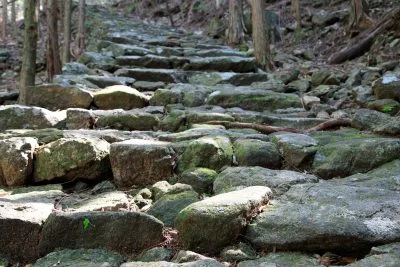 無料壁紙 松本峠の石畳。PCとデスクトップ壁紙に最適な4K高画質の無料壁紙。三重県熊野市の松本峠で撮影したフリー写真素材