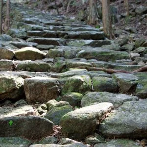 無料壁紙 松本峠の石畳。PCとデスクトップ壁紙に最適な4K高画質の無料壁紙。三重県熊野市の松本峠で撮影したフリー写真素材