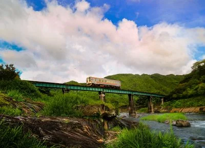 無料壁紙 真夏の家城ライン。PCとデスクトップ壁紙に最適な4K高画質の無料壁紙。三重県津市の名松線で撮影したフリー写真素材