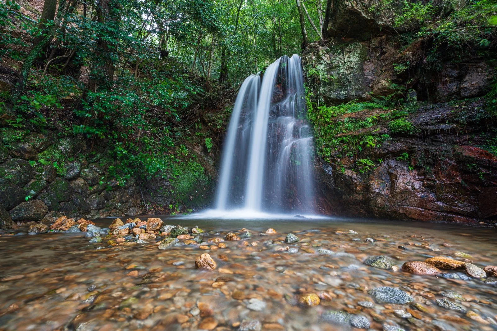無料壁紙 水量の多い夫婦の滝。PCとデスクトップ壁紙に最適な4K高画質の無料壁紙。三重県松阪市の夫婦の滝で撮影したフリー写真素材