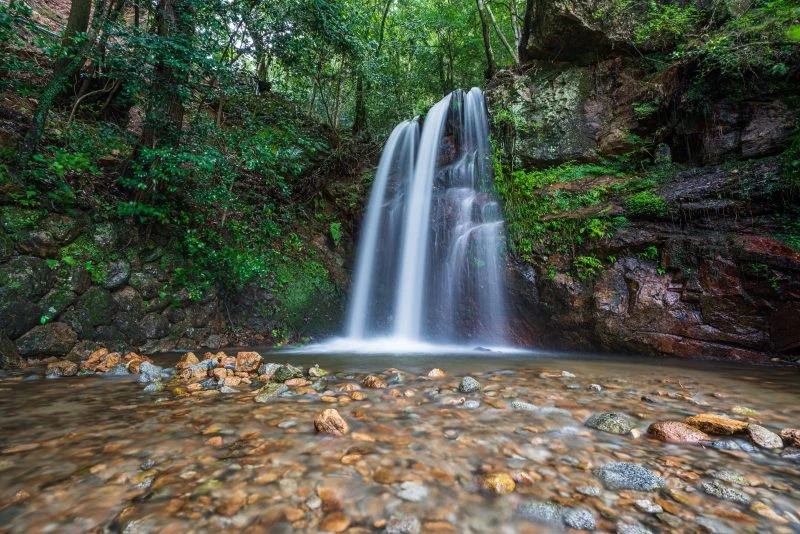 無料壁紙 水量の多い夫婦の滝。PCとデスクトップ壁紙に最適な4K高画質の無料壁紙。三重県松阪市の夫婦の滝で撮影したフリー写真素材