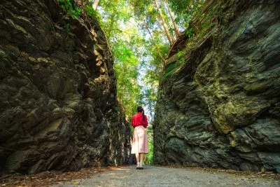 無料壁紙 切通しで立ち止まる女性。PCとデスクトップ壁紙に最適な4K高画質の無料壁紙。三重県松阪市の珍布峠で撮影したフリー写真素材