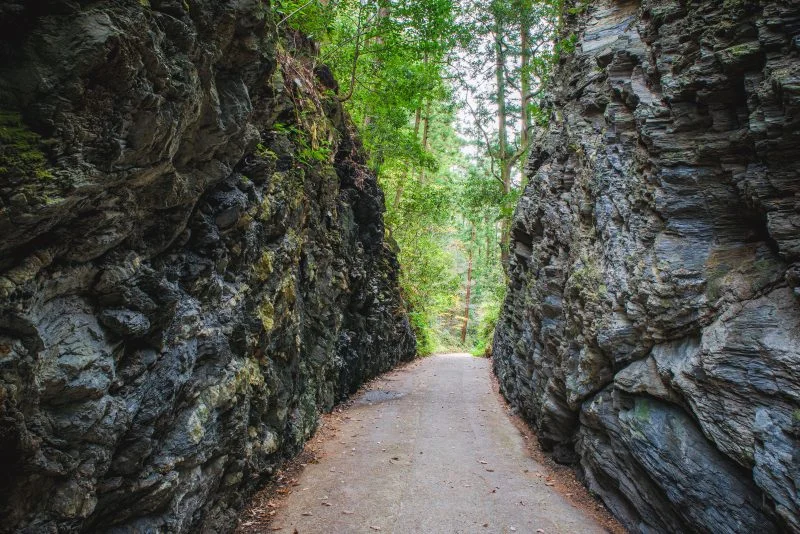 無料壁紙 切通し。PCとデスクトップ壁紙に最適な4K高画質の無料壁紙。三重県松阪市の珍布峠で撮影したフリー写真素材