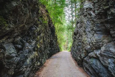 無料壁紙 切通し。PCとデスクトップ壁紙に最適な4K高画質の無料壁紙。三重県松阪市の珍布峠で撮影したフリー写真素材