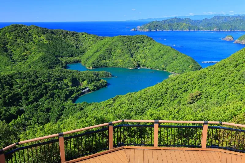 無料壁紙 見晴台から眺めるハートの入江。PCとデスクトップ壁紙に最適な4K高画質の無料壁紙。三重県南伊勢町の見江島展望台で撮影したフリー写真素材