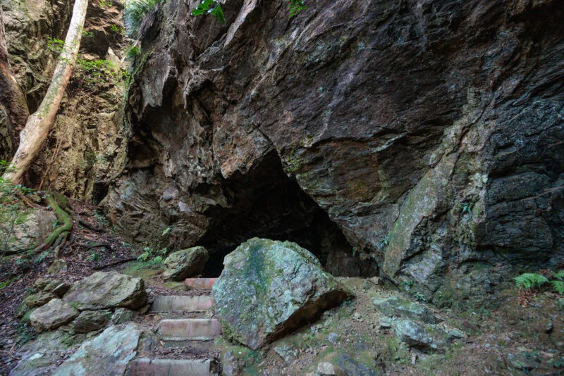 鬼がいた洞穴の入口付近（三重県南伊勢町・鬼ヶ城）