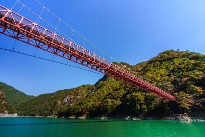 無料壁紙 新大杉谷橋と紅葉。PCとデスクトップ壁紙に最適な4K高画質の無料壁紙。三重県大台町の宮川ダム湖観光船で撮影したフリー写真素材