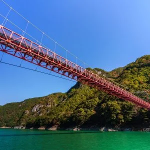 無料壁紙 新大杉谷橋と紅葉。PCとデスクトップ壁紙に最適な4K高画質の無料壁紙。三重県大台町の宮川ダム湖観光船で撮影したフリー写真素材