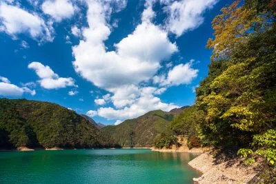 無料壁紙 宮川ダム湖にハートの雲出現！。PCとデスクトップ壁紙に最適な4K高画質の無料壁紙。三重県大台町の宮川ダム湖観光船で撮影したフリー写真素材