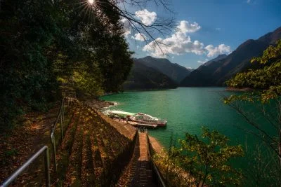 無料壁紙 宮川ダム湖観光船の乗船場。PCとデスクトップ壁紙に最適な4K高画質の無料壁紙。三重県大台町の宮川ダム湖観光船で撮影したフリー写真素材