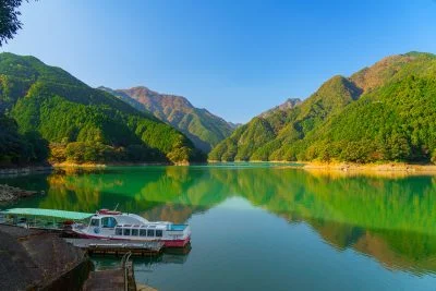 無料壁紙 宮川ダム湖リフレクション。PCとデスクトップ壁紙に最適な4K高画質の無料壁紙。三重県大台町の宮川ダム湖観光船で撮影したフリー写真素材