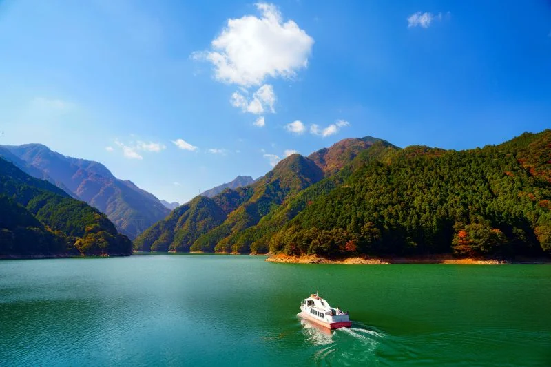 無料壁紙 進め！宮川ダム湖観光船。PCとデスクトップ壁紙に最適な4K高画質の無料壁紙。三重県大台町の宮川ダム湖観光船で撮影したフリー写真素材
