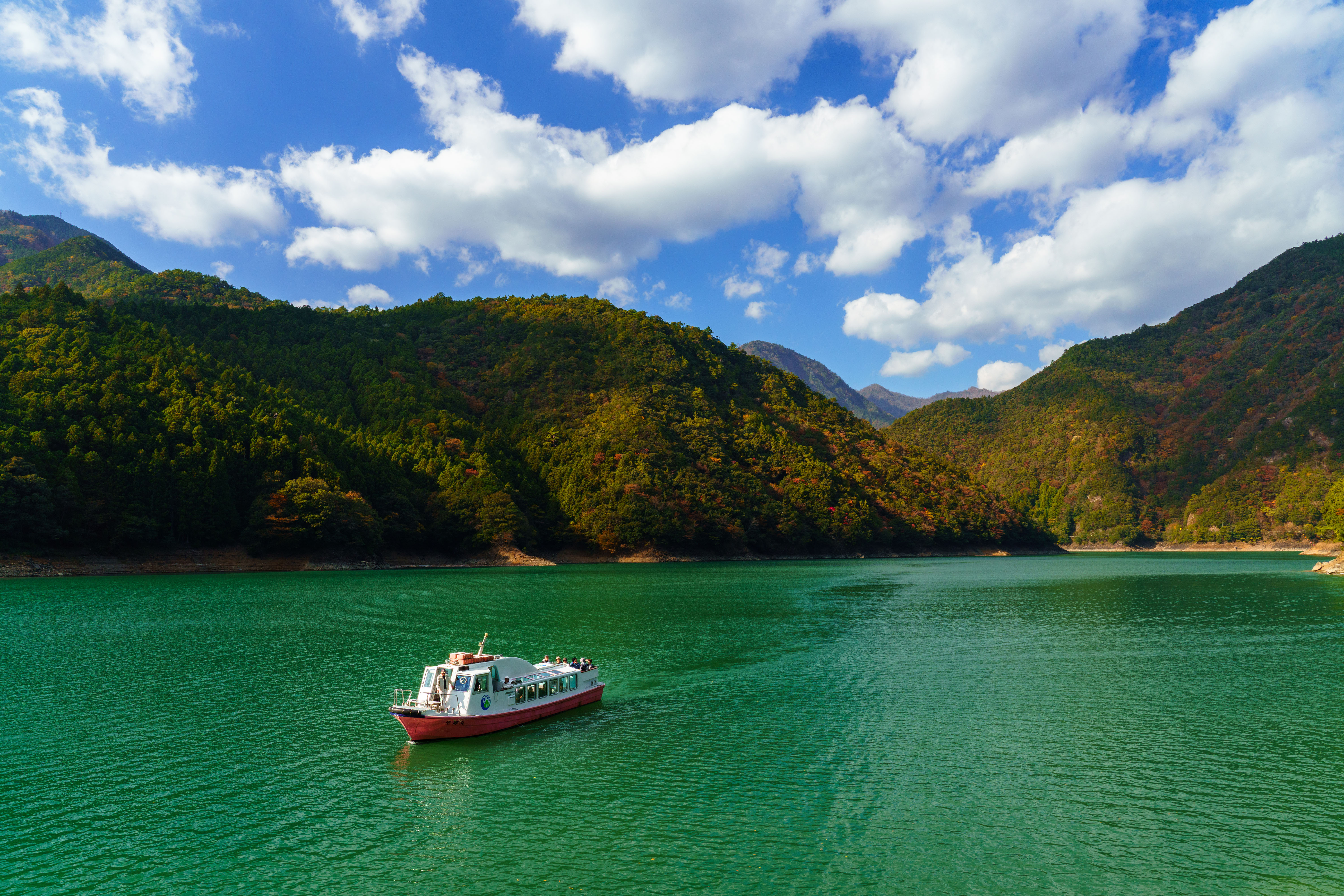 無料壁紙 NICE BOAT!。PCとデスクトップ壁紙に最適な4K高画質の無料壁紙。三重県大台町の宮川ダム湖観光船で撮影したフリー写真素材