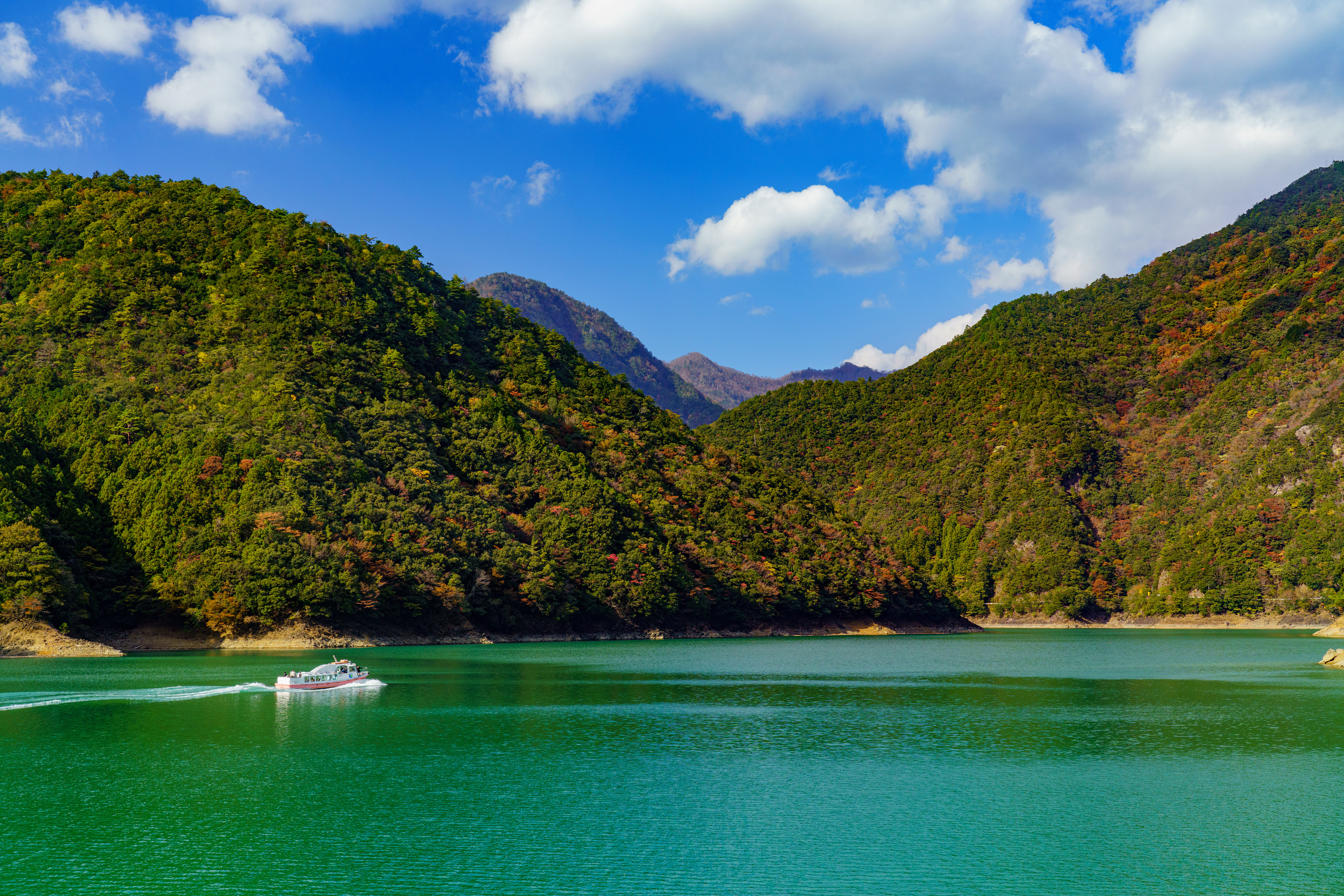 無料壁紙 宮川ダム湖の紅葉景色。PCとデスクトップ壁紙に最適な4K高画質の無料壁紙。三重県大台町の宮川ダム湖観光船で撮影したフリー写真素材