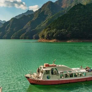 無料壁紙 エメラルドグリーンのダム湖を遊覧する船。PCとデスクトップ壁紙に最適な4K高画質の無料壁紙。三重県大台町の宮川ダム湖観光船で撮影したフリー写真素材