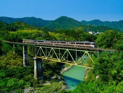 無料壁紙 三瀬谷ダムと紀勢本線。PCとデスクトップ壁紙に最適な4K高画質の無料壁紙。三重県大台町の宮川で撮影したフリー写真素材