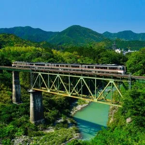 無料壁紙 三瀬谷ダムと紀勢本線。PCとデスクトップ壁紙に最適な4K高画質の無料壁紙。三重県大台町の宮川で撮影したフリー写真素材