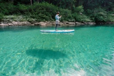 無料壁紙 これぞ宮川ブルーの絶景。PCとデスクトップ壁紙に最適な4K高画質の無料壁紙。三重県大台町の宮川で撮影したフリー写真素材