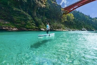 無料壁紙 宮川ブルーでSUP（荻原橋）。PCとデスクトップ壁紙に最適な4K高画質の無料壁紙。三重県大台町の宮川で撮影したフリー写真素材