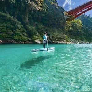 無料壁紙 宮川ブルーでSUP（荻原橋）。PCとデスクトップ壁紙に最適な4K高画質の無料壁紙。三重県大台町の宮川で撮影したフリー写真素材