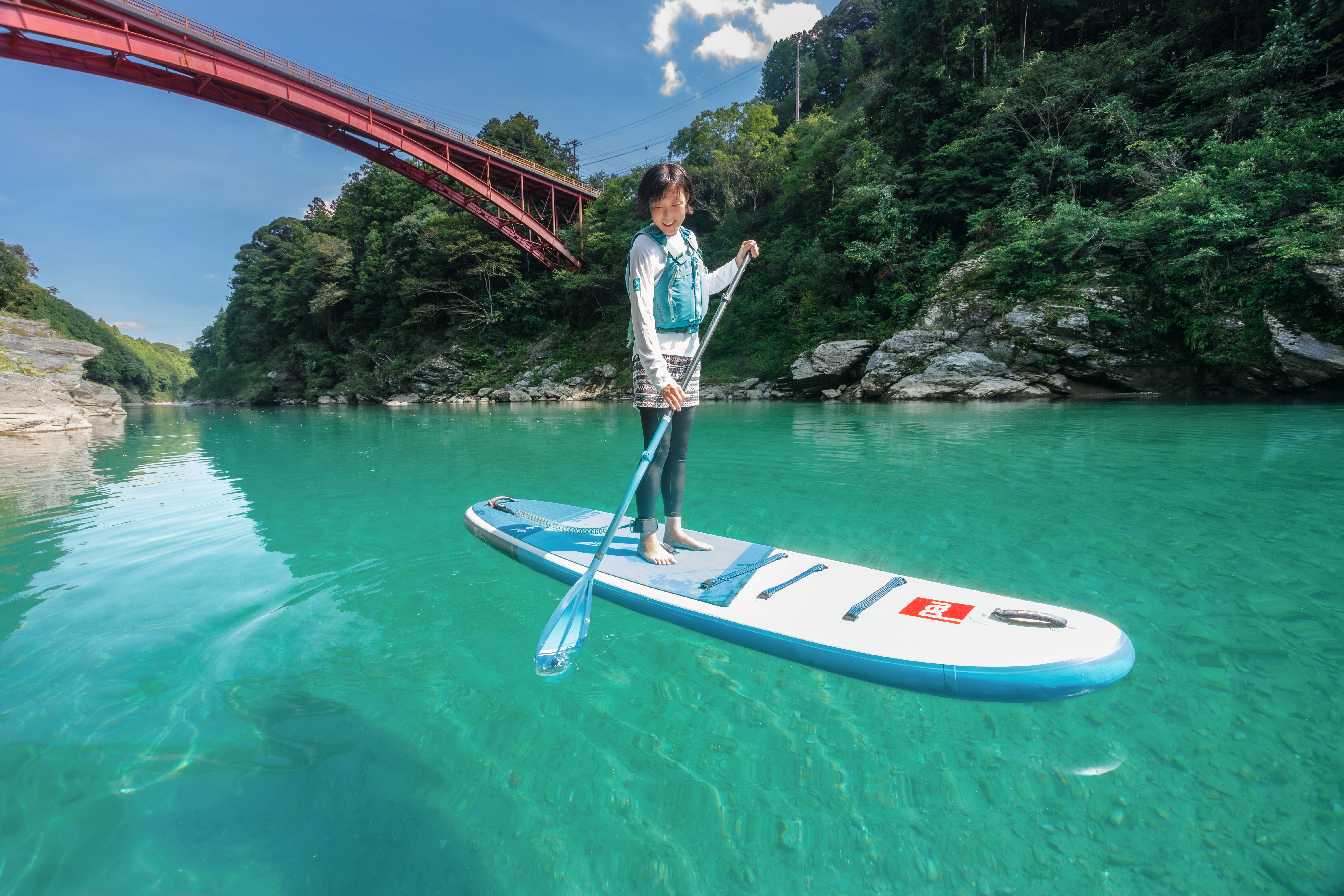 無料壁紙 宮川でSUP(荻原橋の下)。PCとデスクトップ壁紙に最適な4K高画質の無料壁紙。三重県大台町の宮川で撮影したフリー写真素材