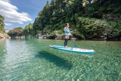 無料壁紙 宮川でSUP（少し浅瀬）。PCとデスクトップ壁紙に最適な4K高画質の無料壁紙。三重県大台町の宮川で撮影したフリー写真素材