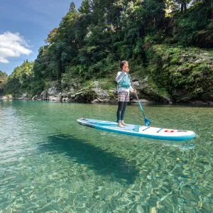 無料壁紙 宮川でSUP（少し浅瀬）。PCとデスクトップ壁紙に最適な4K高画質の無料壁紙。三重県大台町の宮川で撮影したフリー写真素材