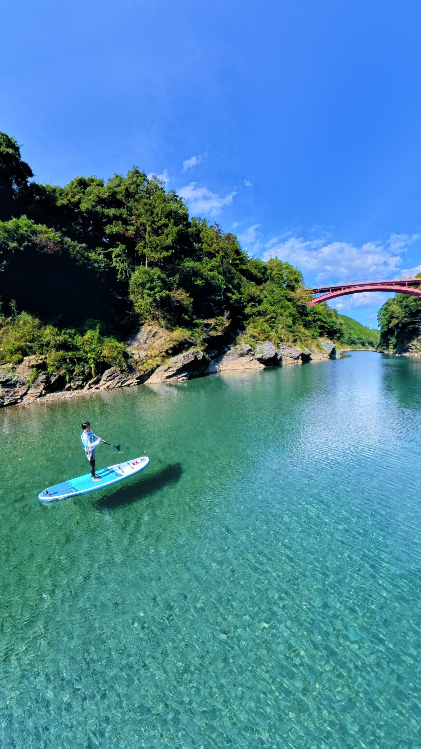 広大な宮川ブルーと荻原橋(三重県大台町)