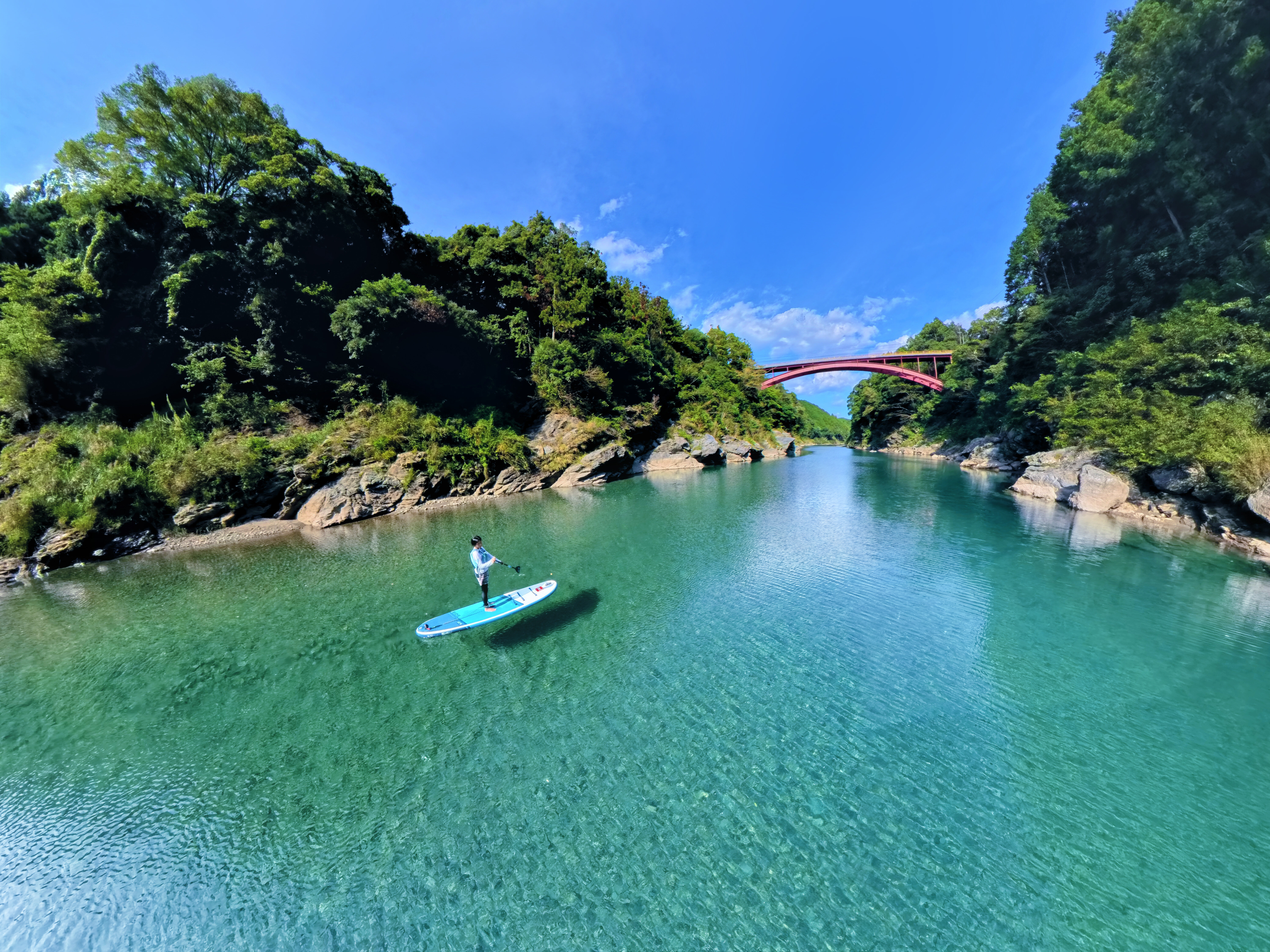 無料壁紙 広大な宮川ブルーと荻原橋。PCとデスクトップ壁紙に最適な4K高画質の無料壁紙。三重県大台町の宮川で撮影したフリー写真素材