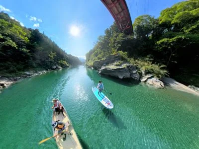 無料壁紙 宮川ブルーを荻原橋の下でカヌー＆SUPを楽しむ。PCとデスクトップ壁紙に最適な4K高画質の無料壁紙。三重県大台町の宮川で撮影したフリー写真素材