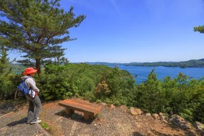 無料壁紙 展望台までの階段途中にあるベンチ。PCとデスクトップ壁紙に最適な4K高画質の無料壁紙。三重県南伊勢町の南海展望台で撮影したフリー写真素材