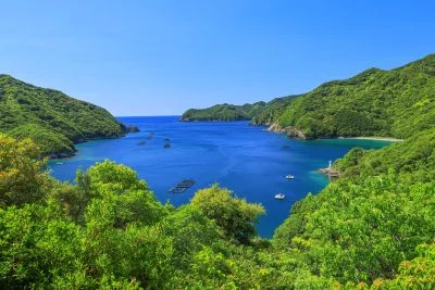 無料壁紙 青い海のリアス海岸。PCとデスクトップ壁紙に最適な4K高画質の無料壁紙。三重県南伊勢町のニラハマ展望台で撮影したフリー写真素材