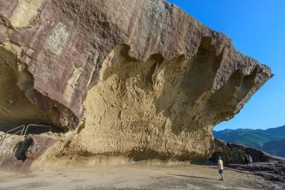 無料壁紙 鬼の爪のような千畳敷。PCとデスクトップ壁紙に最適な4K高画質の無料壁紙。三重県熊野市の鬼ヶ城で撮影したフリー写真素材