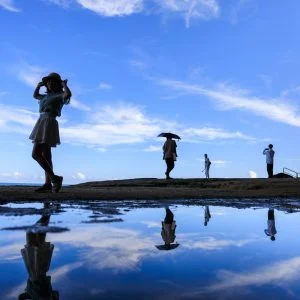 無料壁紙 水溜りに映る世界遺産の絶景。PCとデスクトップ壁紙に最適な4K高画質の無料壁紙。三重県熊野市の鬼ヶ城で撮影したフリー写真素材