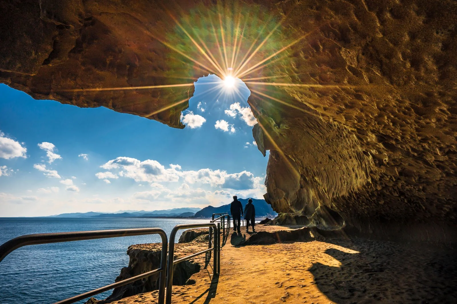 無料壁紙 光輝く鬼ヶ城。PCとデスクトップ壁紙に最適な4K高画質の無料壁紙。三重県熊野市の鬼ヶ城で撮影したフリー写真素材