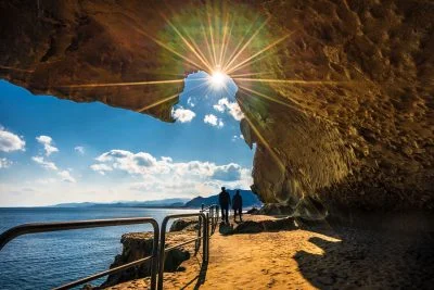 無料壁紙 光輝く鬼ヶ城。PCとデスクトップ壁紙に最適な4K高画質の無料壁紙。三重県熊野市の鬼ヶ城で撮影したフリー写真素材