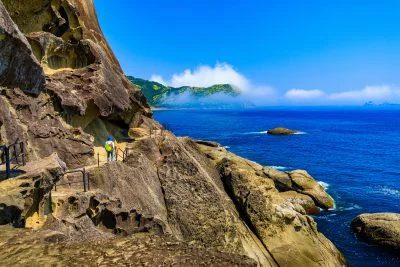 無料壁紙 青い熊野灘と鬼ヶ城。PCとデスクトップ壁紙に最適な4K高画質の無料壁紙。三重県熊野市の鬼ヶ城で撮影したフリー写真素材