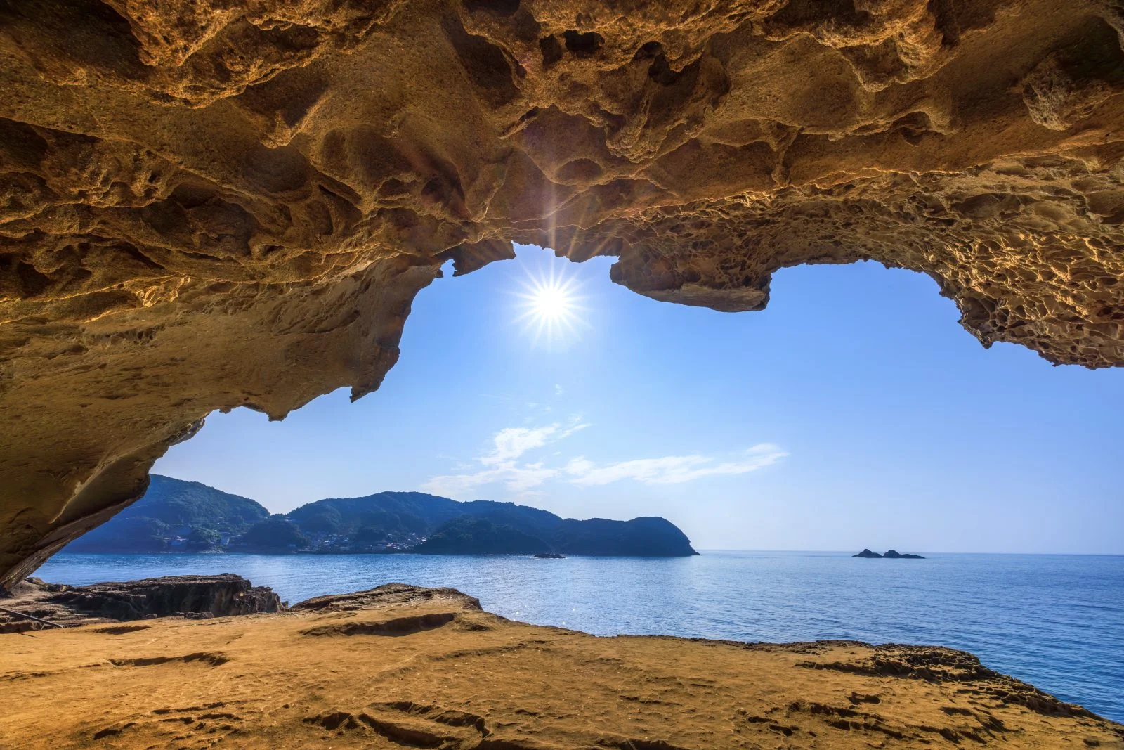 無料壁紙 鬼の口から太陽を眺めるような絶景。PCとデスクトップ壁紙に最適な4K高画質の無料壁紙。三重県熊野市の鬼ヶ城で撮影したフリー写真素材