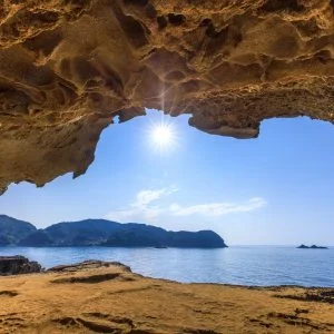 無料壁紙 鬼の口から太陽を眺めるような絶景。PCとデスクトップ壁紙に最適な4K高画質の無料壁紙。三重県熊野市の鬼ヶ城で撮影したフリー写真素材